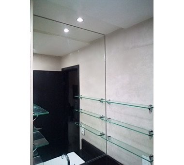 Espelhos + prateleiras instalado em parede drywall